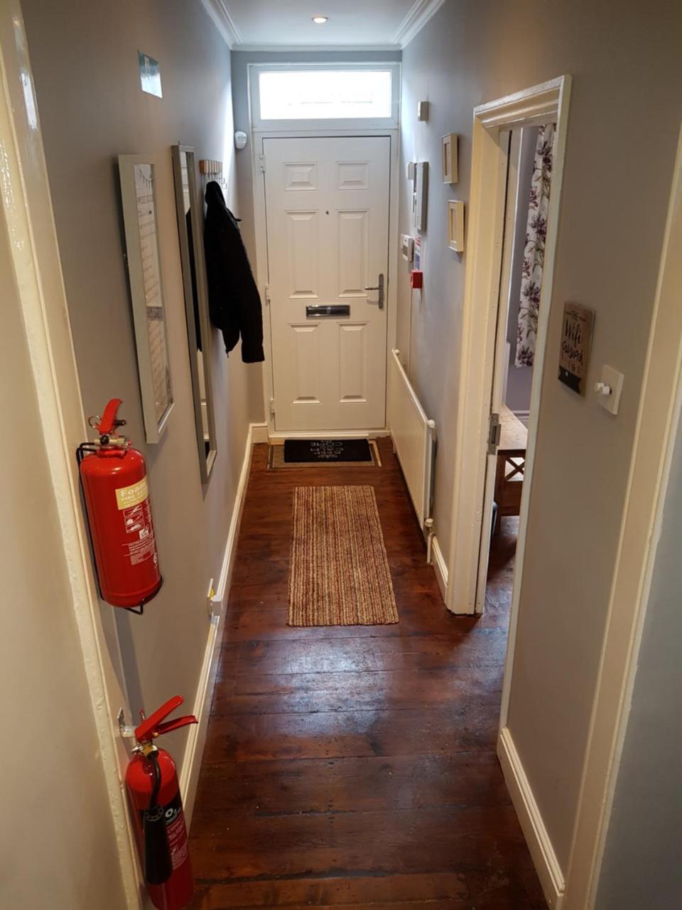 Slough Centre Townhouse With Driveway Parking For Up To Two Cars Exterior foto