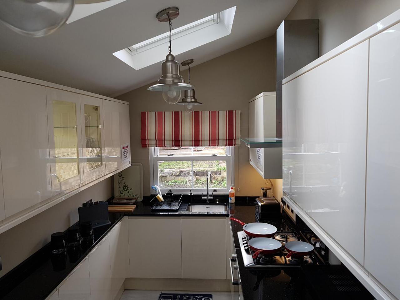 Slough Centre Townhouse With Driveway Parking For Up To Two Cars Exterior foto